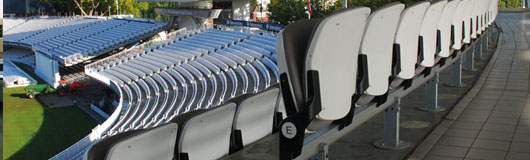 Fileira de assentos em arena com linha Integra